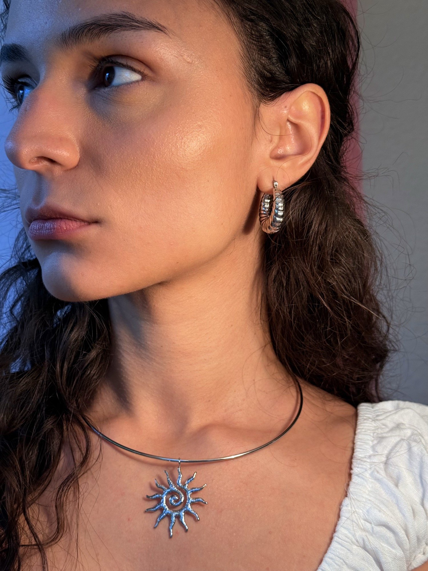 Colar de sol e brincos prateados