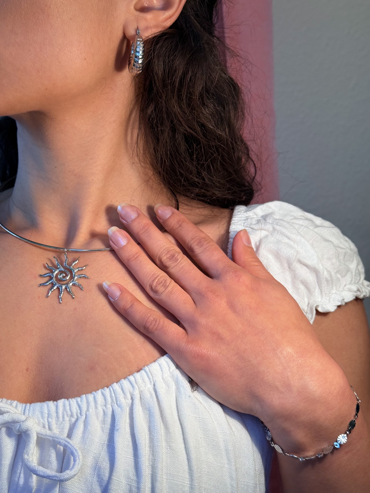 Detalhe do colar, pulseira e brincos