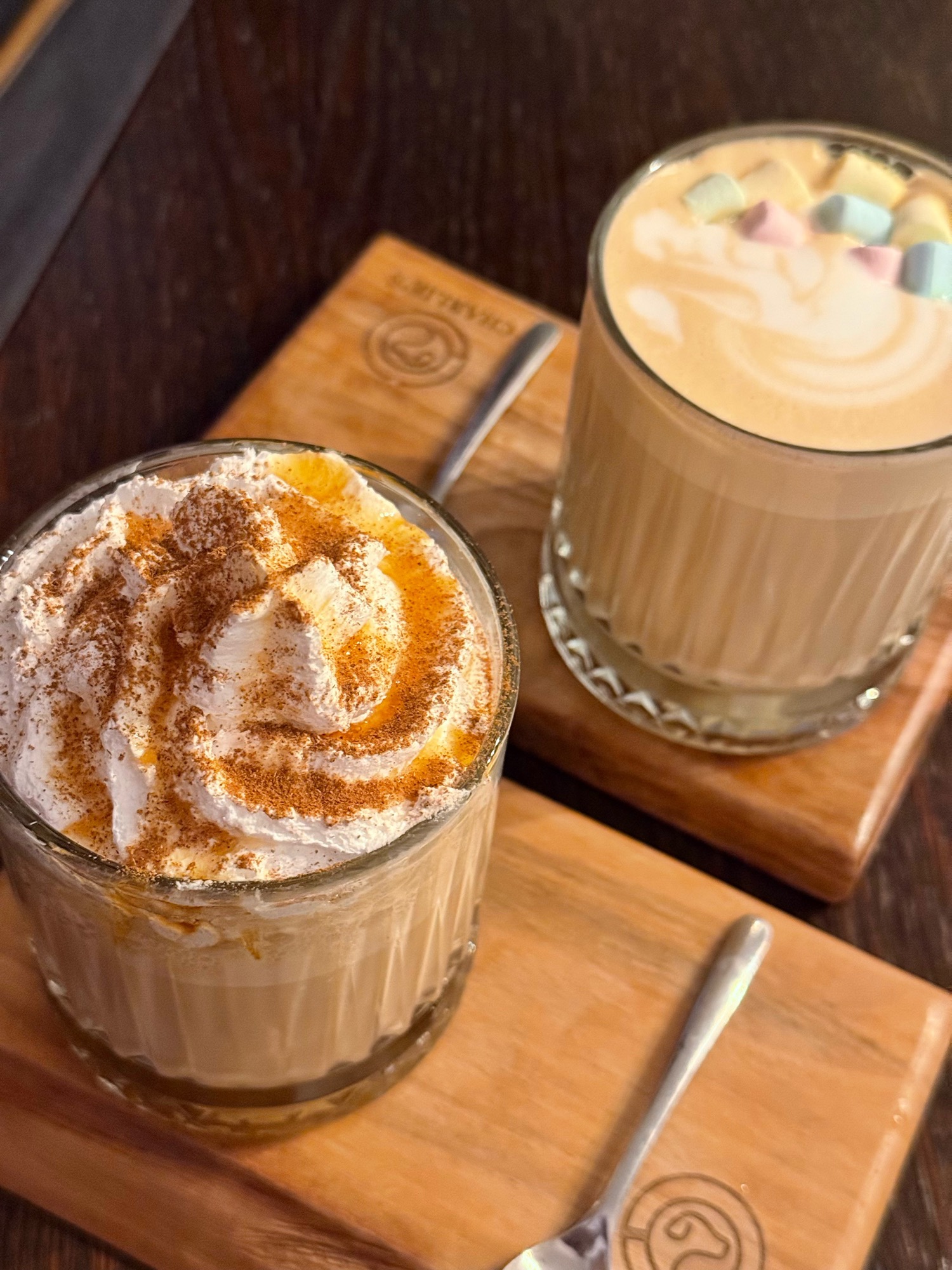 Cafés especiais numa mesa de madeira