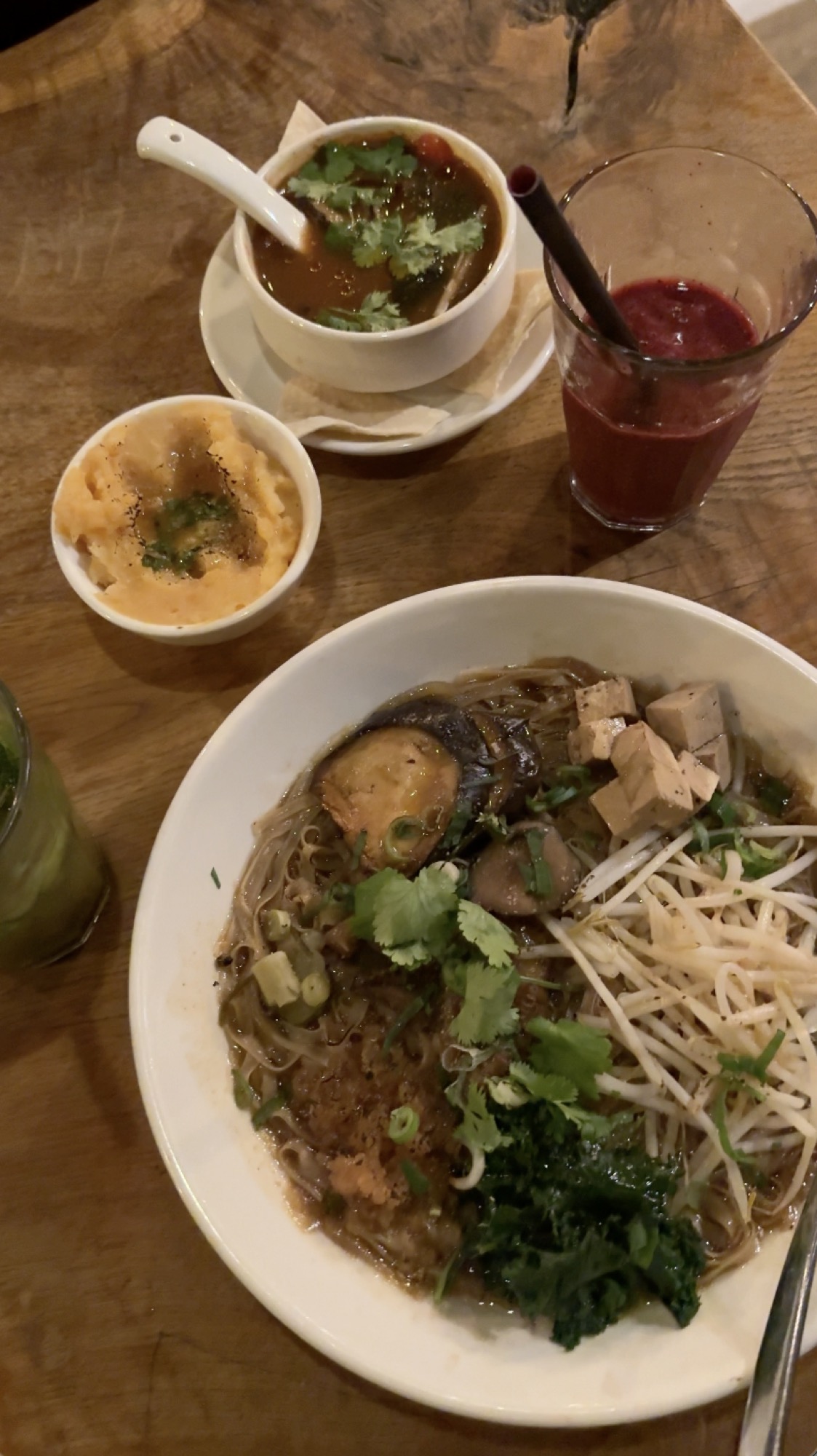 Mesa com pratos veganos e sucos