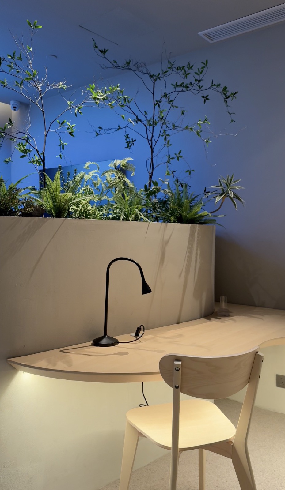 Mesa de trabalho com jardim interno no The Yard
