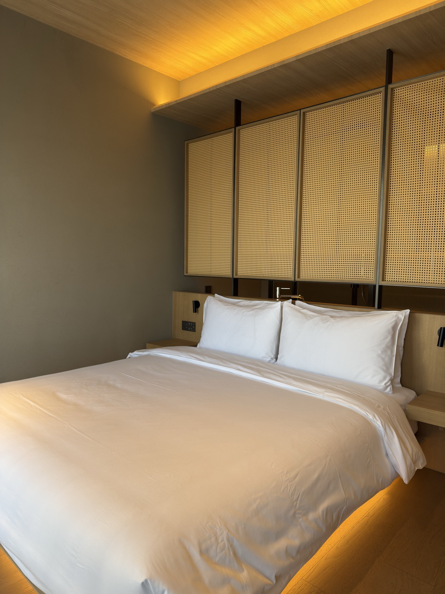 Quarto do The Yard com painéis de palhinha