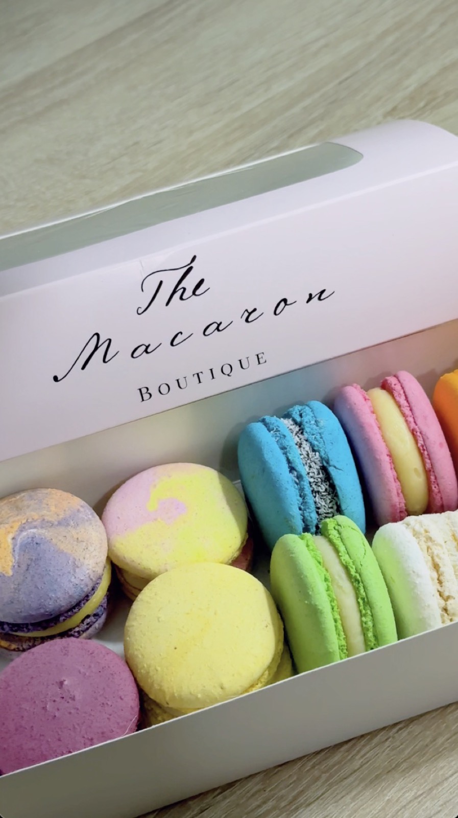 Caixa de macarons coloridos
