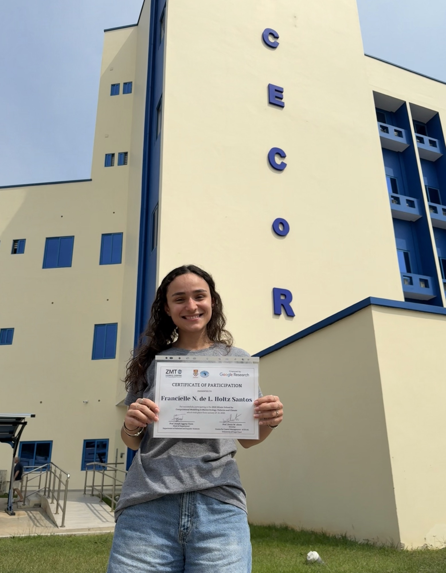 Fran segurando certificado de participação numa winter school internacional